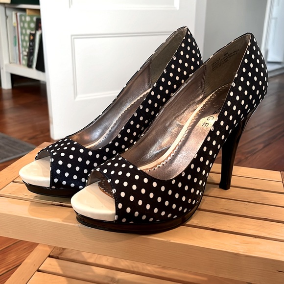 White Polka dot on navy open-toed pump. - Picture 1 of 6